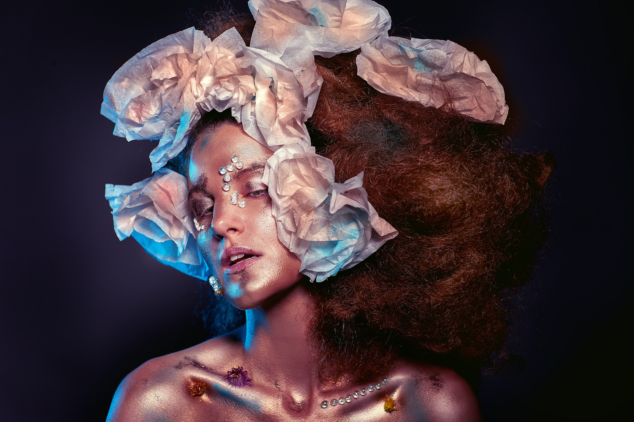 Autorský beauty portrét s květinovou stylizací